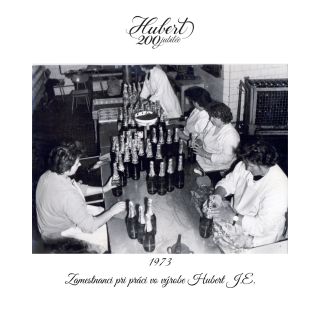 💡 V Seredi vzniká legendárny Hubert de Luxe! 🥂 V 60. rokoch výrazne narástla obľuba šumivého vína v Československu. V...