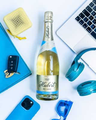 Hľadáš elegantný drink bez výčitiek?🥂 Nealkoholický Hubert de Luxe si môžeš vychutnať: 💻 s kolegami po meetingu 🧘‍♀️ s...
