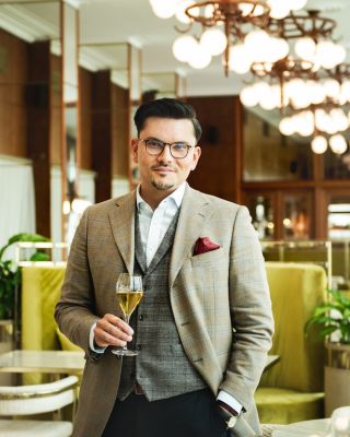 Detail, ktorý vás prezradí skôr, než si stihnete pripiť!🥂 ✨ Začína sa sezóna eventov a rôznych spoločenských podujatí. Ak...